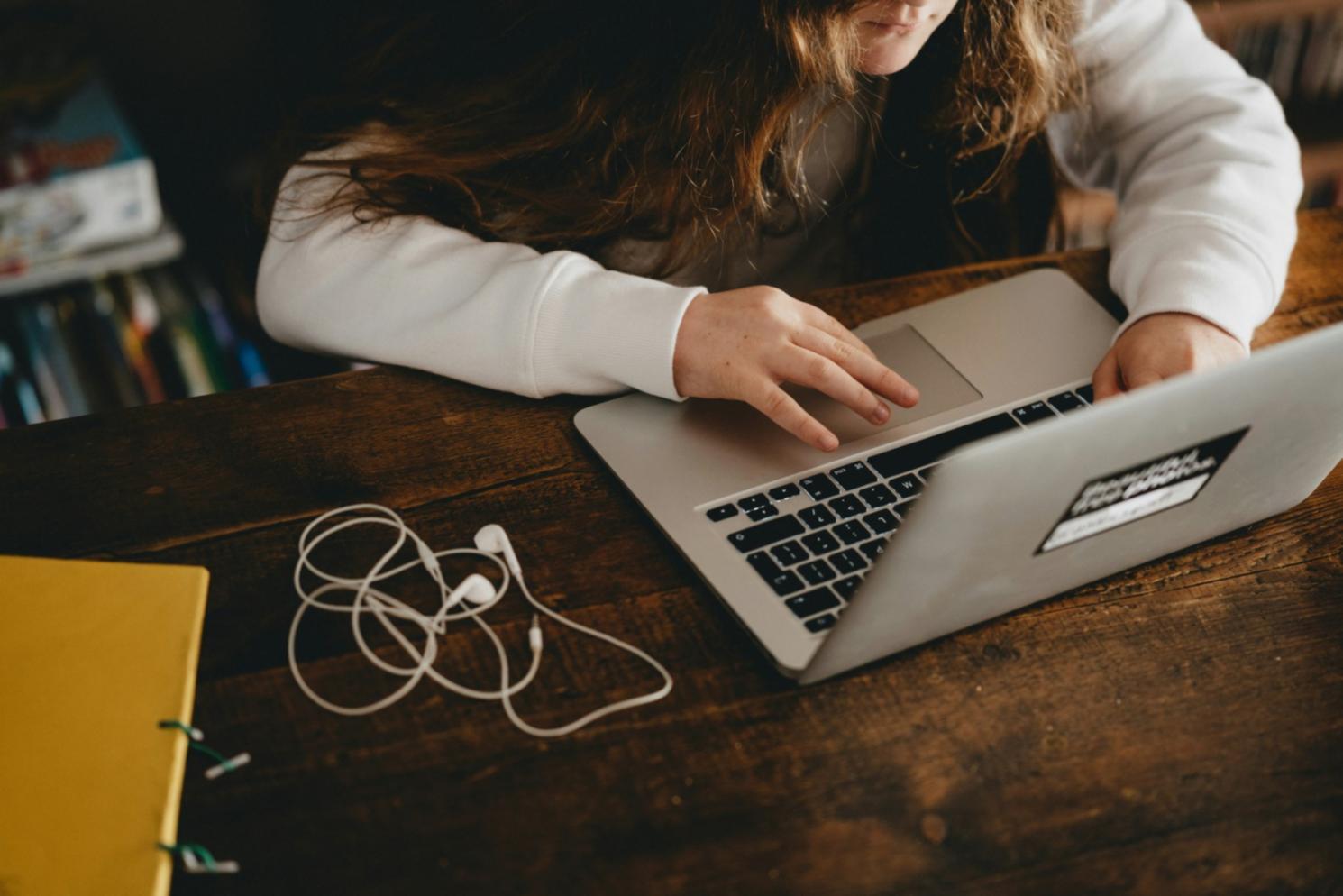 Profesionales trabajando en análisis financiero colaborativo